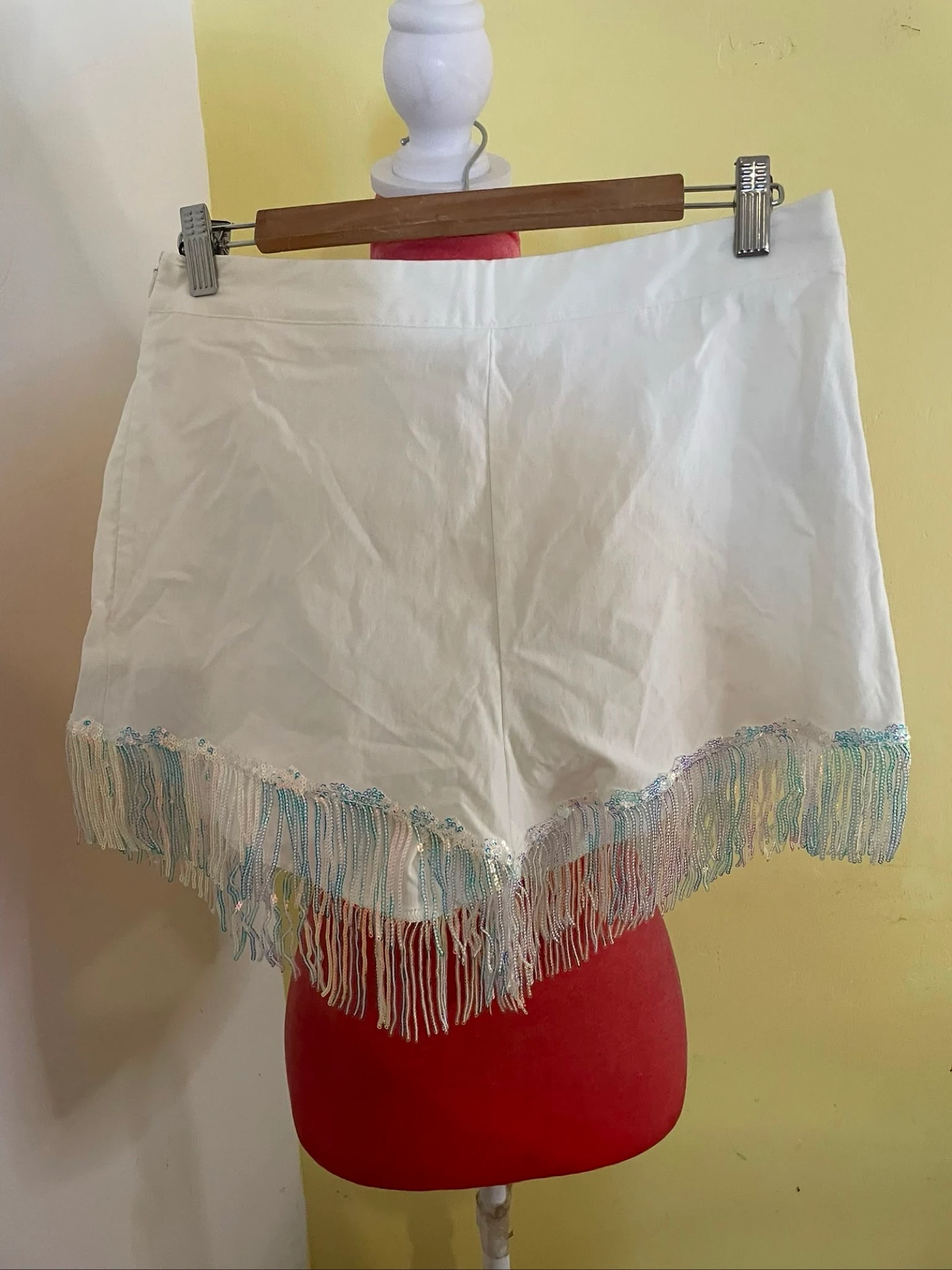 Short Branco com Franja Holográfica Brilhante 